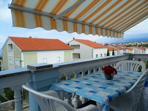 Outdoor dining - Schöne, geräumige Wohnung in der ersten Etage by Interhome (Krk/Milohnići)