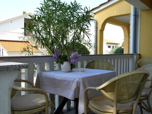 Outdoor dining - schöne, komfortable und voll ausgestattete Wohnung by Interhome (Krk/Milohnići)