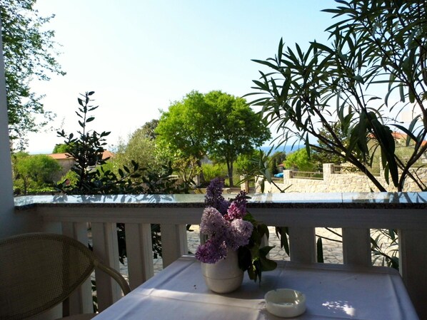 Outdoor dining - schöne, komfortable und voll ausgestattete Wohnung by Interhome (Krk/Milohnići)