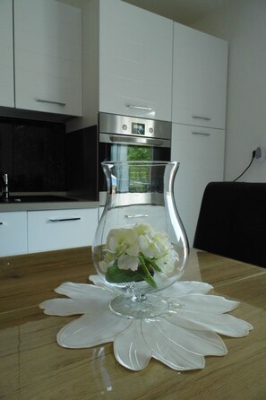 Fridge, oven, dishwasher, cookware/dishes/utensils - Ausgezeichnete neue und moderne Wohnung by Interhome (Krk/Milohnići)