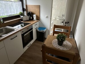 Kylskåp, mikrovågsugn, ugn och grytor/köksredskap