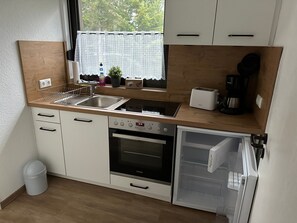 Refrigerador, microondas, horno y utensilios de cocina 