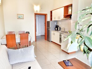 TV - mit Blick auf das Wasser by Interhome (Krk/Milohnići)