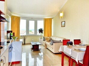 Fridge, microwave, oven, dishwasher - mit Blick auf das Wasser by Interhome (Krk/Milohnići)