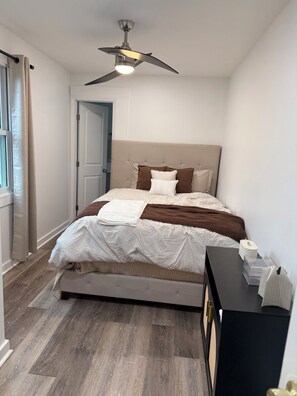 Iron/ironing board, free WiFi, bed sheets