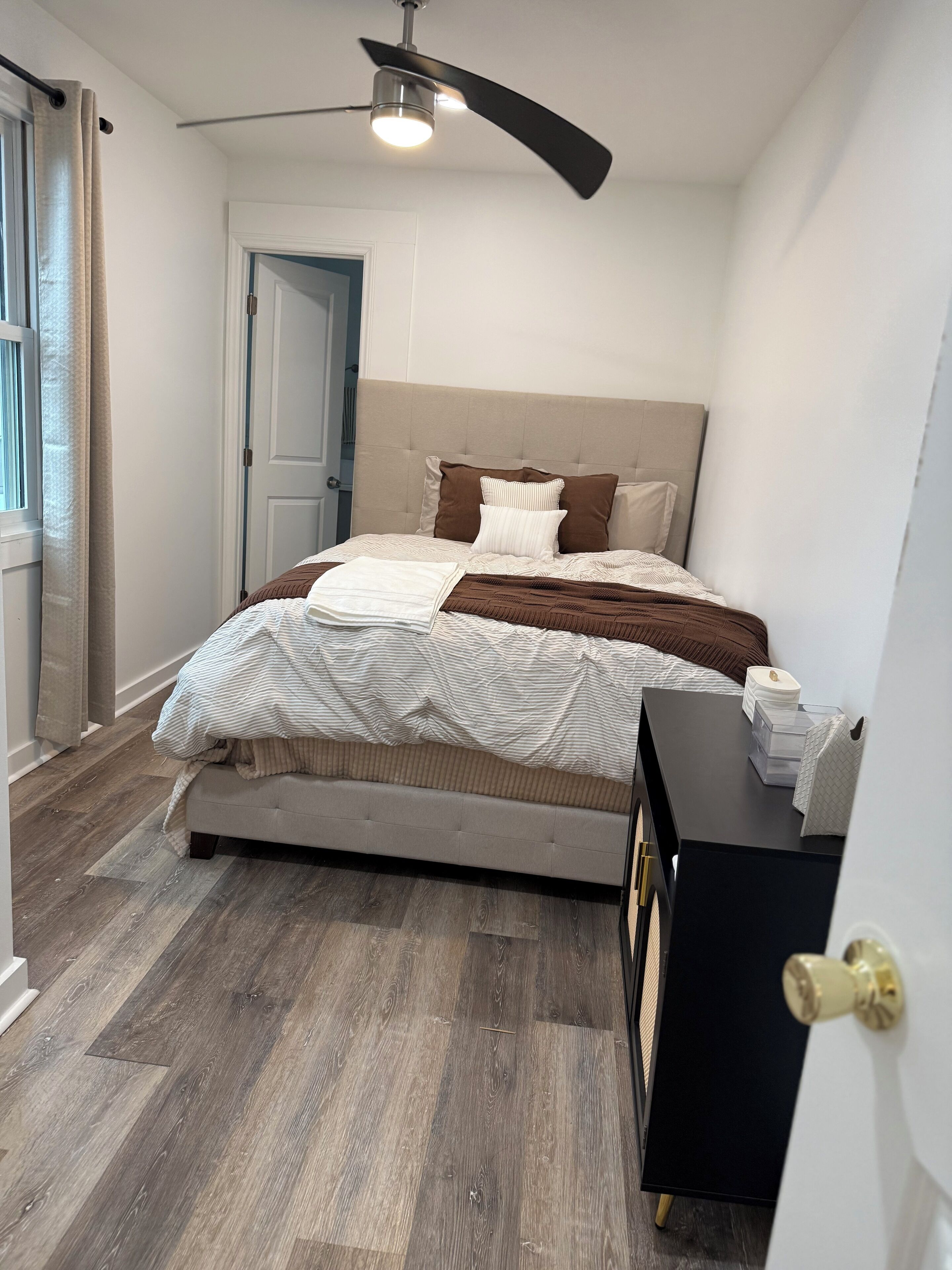 Iron/ironing board, free WiFi, bed sheets