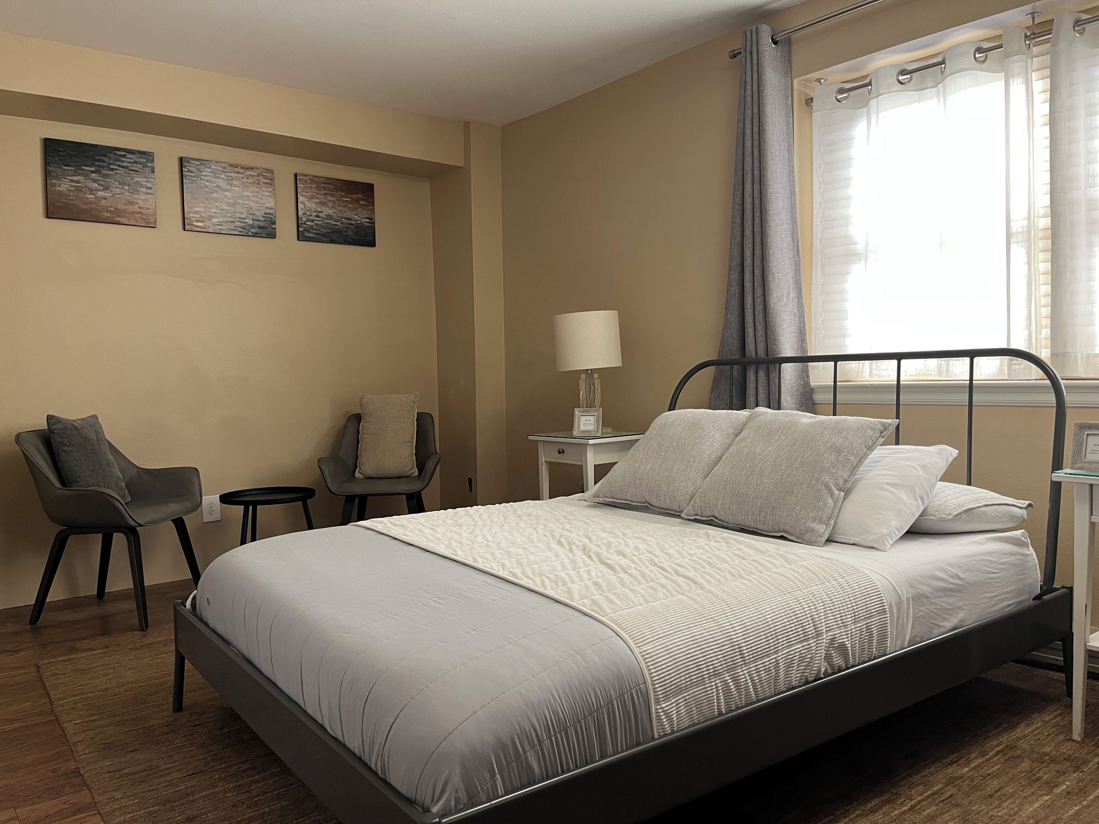 Iron/ironing board, WiFi, bed sheets