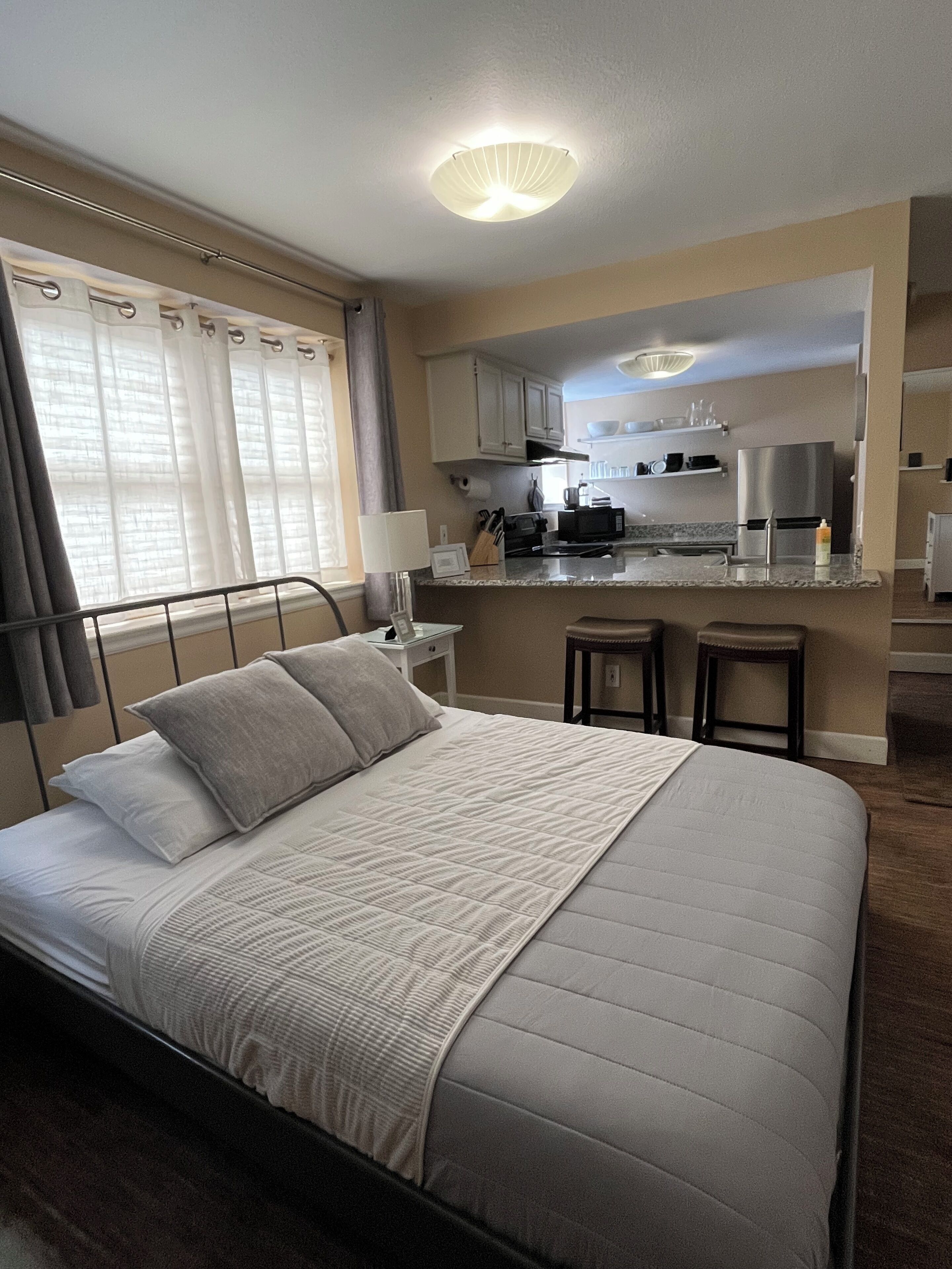 Iron/ironing board, WiFi, bed sheets