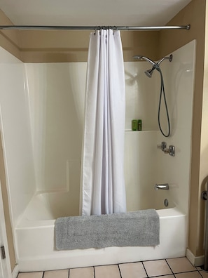 Hair dryer, towels, soap, toilet paper - Remodeled studio in the heart of  historic downtown Durango! (Durango)