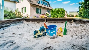 A beach with sand toys, a blue bucket, and a toy truck. - Schwanke´s Feri by Interhome (Gingst)