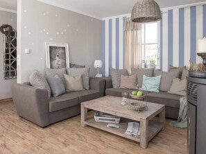 Fernseher, Kamin, DVD-Player