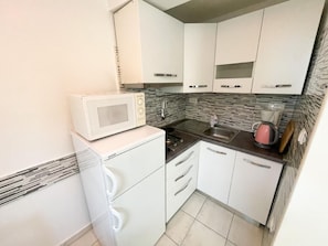 Fridge, microwave, cookware/dishes/utensils - in Crikvenica mit Terrasse by Interhome (Crikvenica)