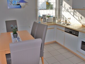 Fridge, microwave, oven, dishwasher - Strandnahe Wohnung mit Terrasse und Parkplatz by Interhome (Ostseebad Zingst)