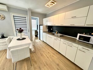 Fridge, microwave, oven, cookware/dishes/utensils - Wohnung Ramona by Interhome (Crikvenica)