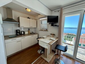 Fridge, oven, cookware/dishes/utensils - Apartment Angelina by Interhome (Crikvenica)