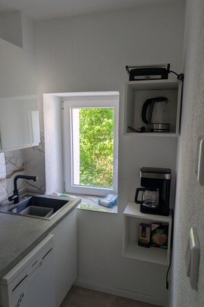 Kühlschrank, Ofen, Geschirrspüler, Kochgeschirr/Geschirr/Besteck