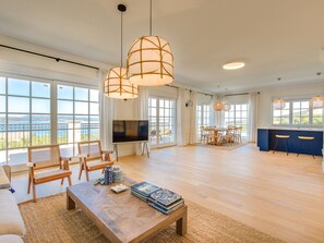 Televisión y chimenea 