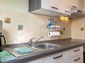 Fridge, oven, dishwasher, cookware/dishes/utensils