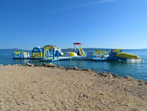 Ein aufblasbarer Wasserpark mit verschiedenen Spielgeräten und Rutschen.