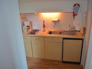 Fridge, microwave, cookware/dishes/utensils - Gästehaus Kühne by Interhome (Homberg (Efze))