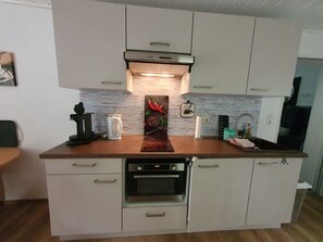 Jääkaappi, mikroaaltouuni, keittoastiat/astiat/ruokailuvälineet