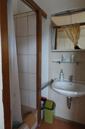 Towels - Kleines Ferienhaus mit Garten und Grill in Garitz by Interhome (Bad Kissingen)