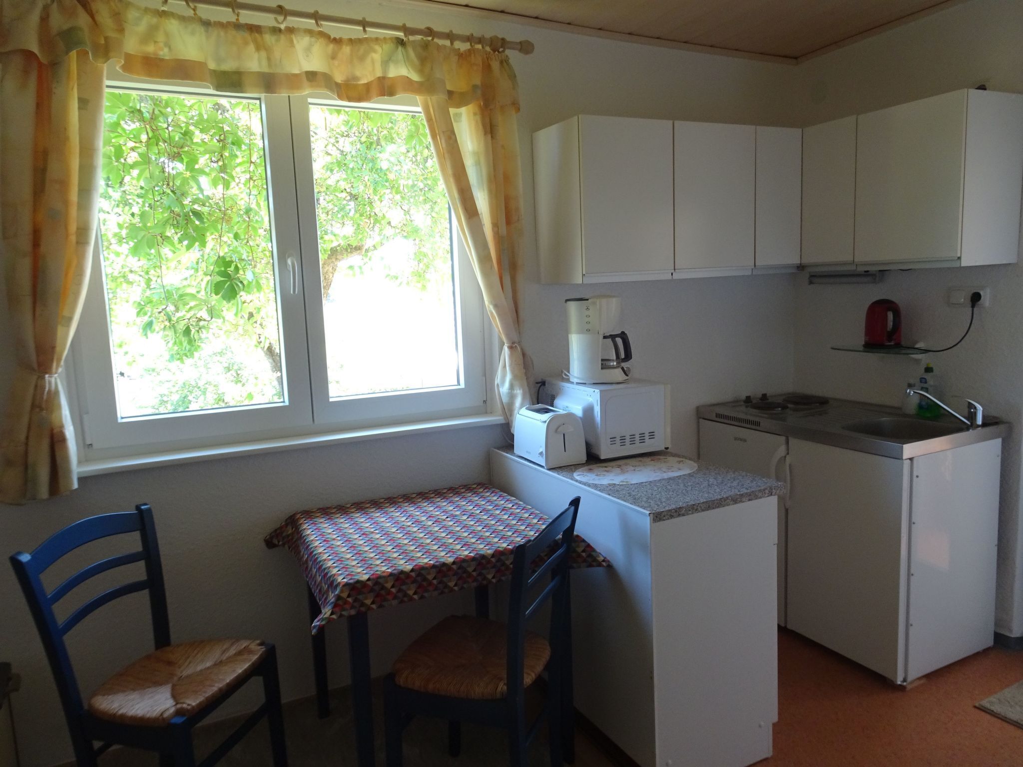 Kühlschrank, Mikrowelle, Kochgeschirr/Geschirr/Besteck