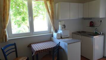 Kühlschrank, Mikrowelle, Kochgeschirr/Geschirr/Besteck