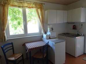 Fridge, microwave, cookware/dishes/utensils - Kleines Ferienhaus mit Garten und Grill in Garitz by Interhome (Bad Kissingen)