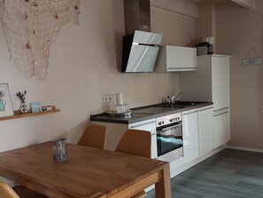 Fridge, oven, dishwasher, cookware/dishes/utensils - Gemütliches Schwedenhäuschen mit Terrasse by Interhome (Alt Jassewitz)