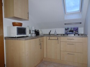 Fridge, microwave, cookware/dishes/utensils - Haus Holzheimer mit Blick auf die Rhön by Interhome (Bad Kissingen)