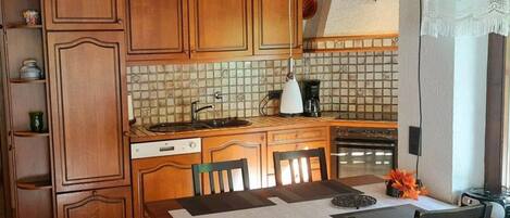 Fridge, oven, dishwasher, cookware/dishes/utensils