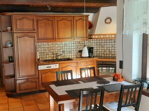 Kühlschrank, Ofen, Geschirrspüler, Kochgeschirr/Geschirr/Besteck