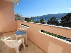 Outdoor dining - in Baška mit Eigenem Balkon by Interhome (Krk/Baška)