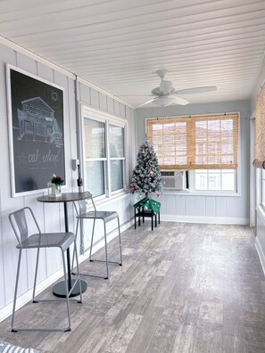 Dining - Family Tides~Steps to Sand~Pool!~Fun for All! (Oak Island)