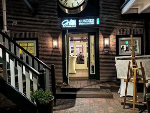 A hotel entrance with a sign for 'GUNDES EVENTLOCATION' and a staircase leading up to the entrance. - in Klein Meckelsen mit Garten by Interhome (Klein Meckelsen)
