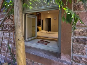 Une chambre à coucher avec un lit, une fenêtre et une porte.