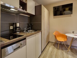 Fridge, dishwasher, cookware/dishes/utensils - Gäß-Trög by Interhome (Marktheidenfeld)