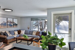 TV, fireplace, DVD player - Peak & Pillow Condo at Fall Line on Shuttle Route (Killington)