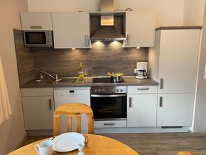 Kühlschrank, Mikrowelle, Ofen, Geschirrspüler