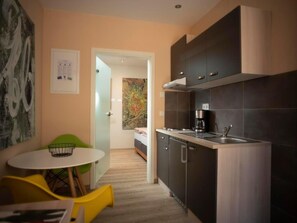 Kühlschrank, Geschirrspüler, Kochgeschirr/Geschirr/Besteck