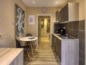 Kjøleskap, oppvaskmaskin og kjøkkenutstyr
