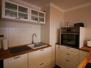 Fridge, oven, dishwasher, cookware/dishes/utensils - Tolle Ferienwohnung in Schönberger Strand by Interhome (Kalifornien)