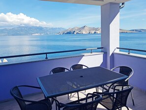 Outdoor dining - in Baška mit Eigenem Balkon by Interhome (Krk/Baška)