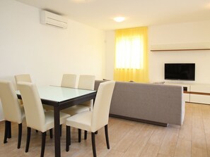Dining - Wohnung in Baška mit Eigener Terrasse by Interhome (Krk/Baška)