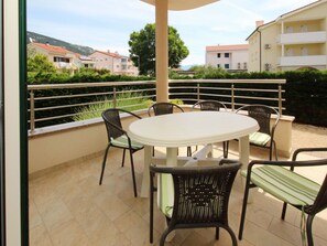 Outdoor dining - Wohnung in Baška mit Eigener Terrasse by Interhome (Krk/Baška)