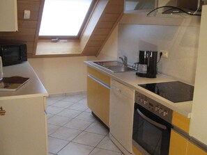 Kühlschrank, Mikrowelle, Ofen, Geschirrspüler