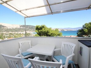 Outdoor dining - in Baška mit Eigenem Balkon und Meerblick by Interhome (Krk/Baška)