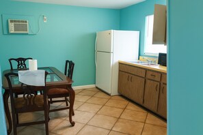 Dining - Lovely 1-bedroom apartment with AC in Fort Myers (Fort Myers)