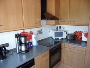 Kühlschrank, Mikrowelle, Ofen, Geschirrspüler